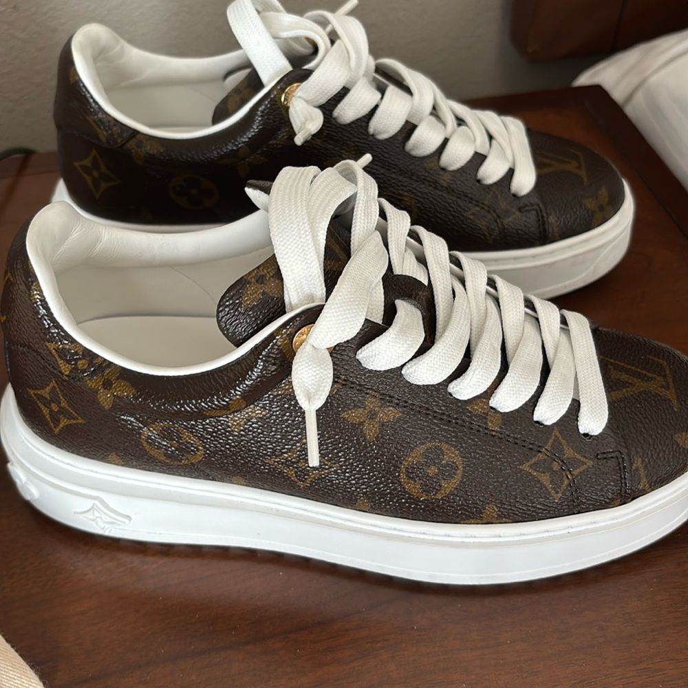 Genuine lv sneakers made in Italy size 36